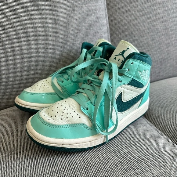 Nike Air Jordan 1 Mid Sneakers Bleached Turquoise Lace Up Style Size 5 Women’s - Picture 2 of 10